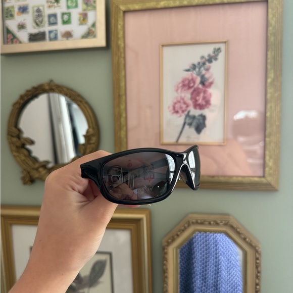 black sports sunglasses - Picture 2 of 4